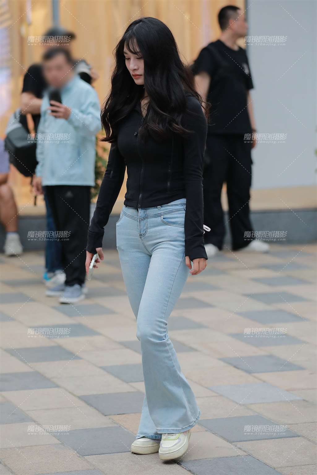 图片[1]-浅色牛仔裤美女-街拍流行馆