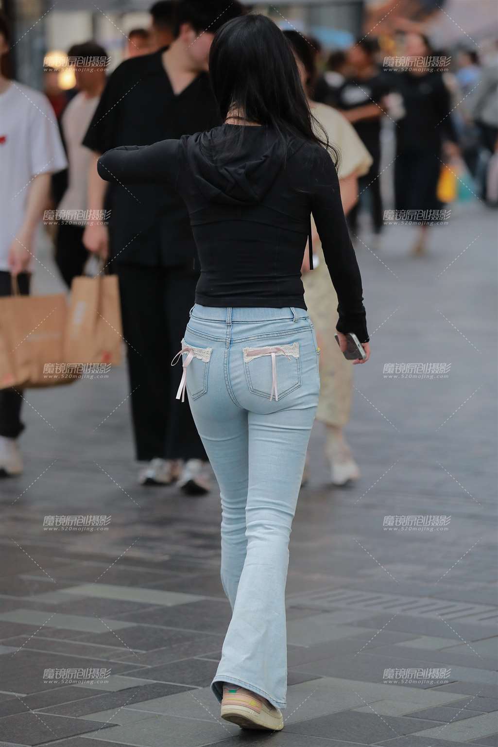 图片[2]-浅色牛仔裤美女-街拍流行馆