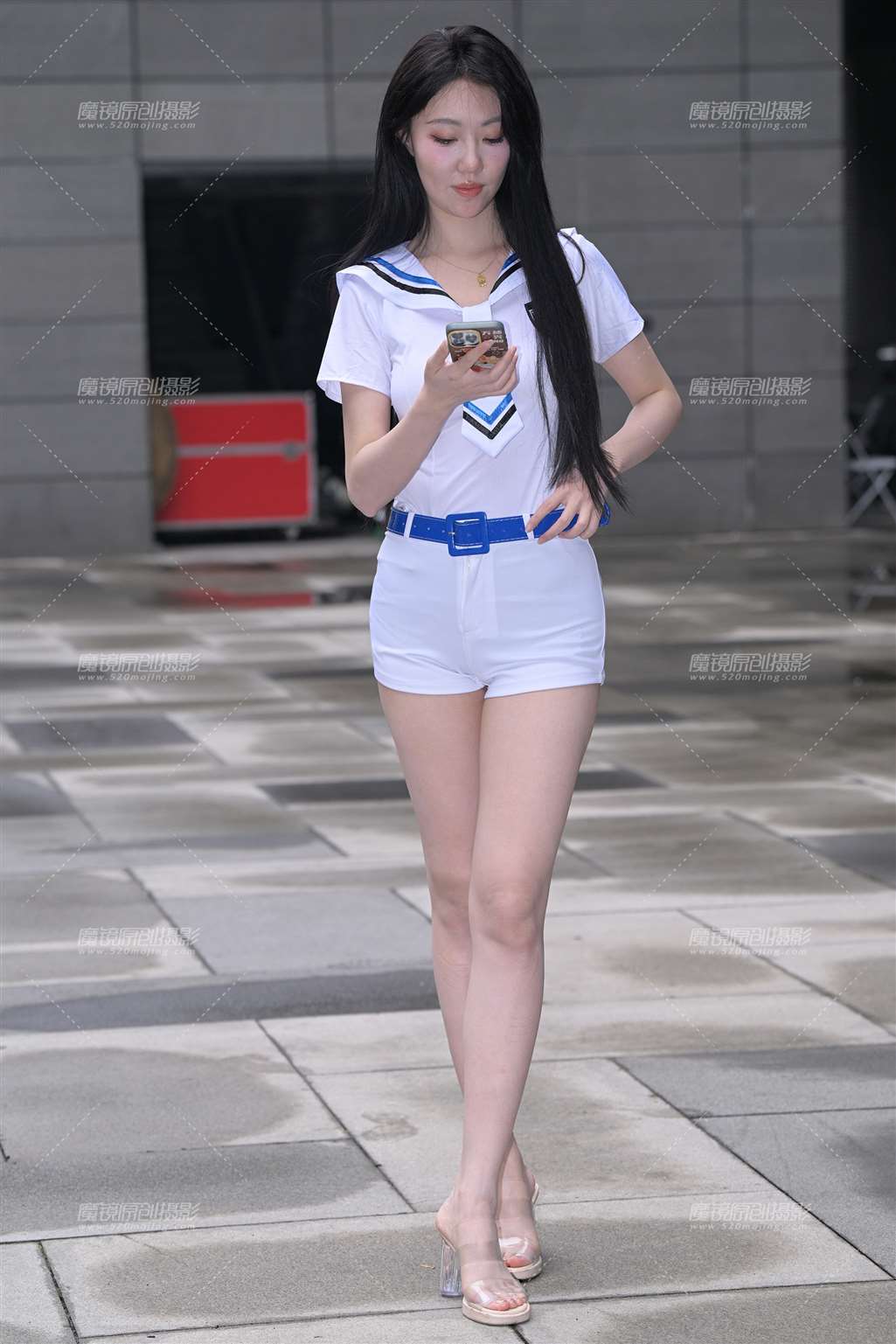 图片[4]-白色热裤小妹-街拍流行馆