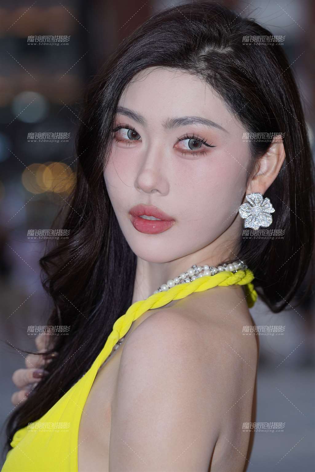 图片[2]-心机露背杀 人群中的雷达显眼包-街拍流行馆