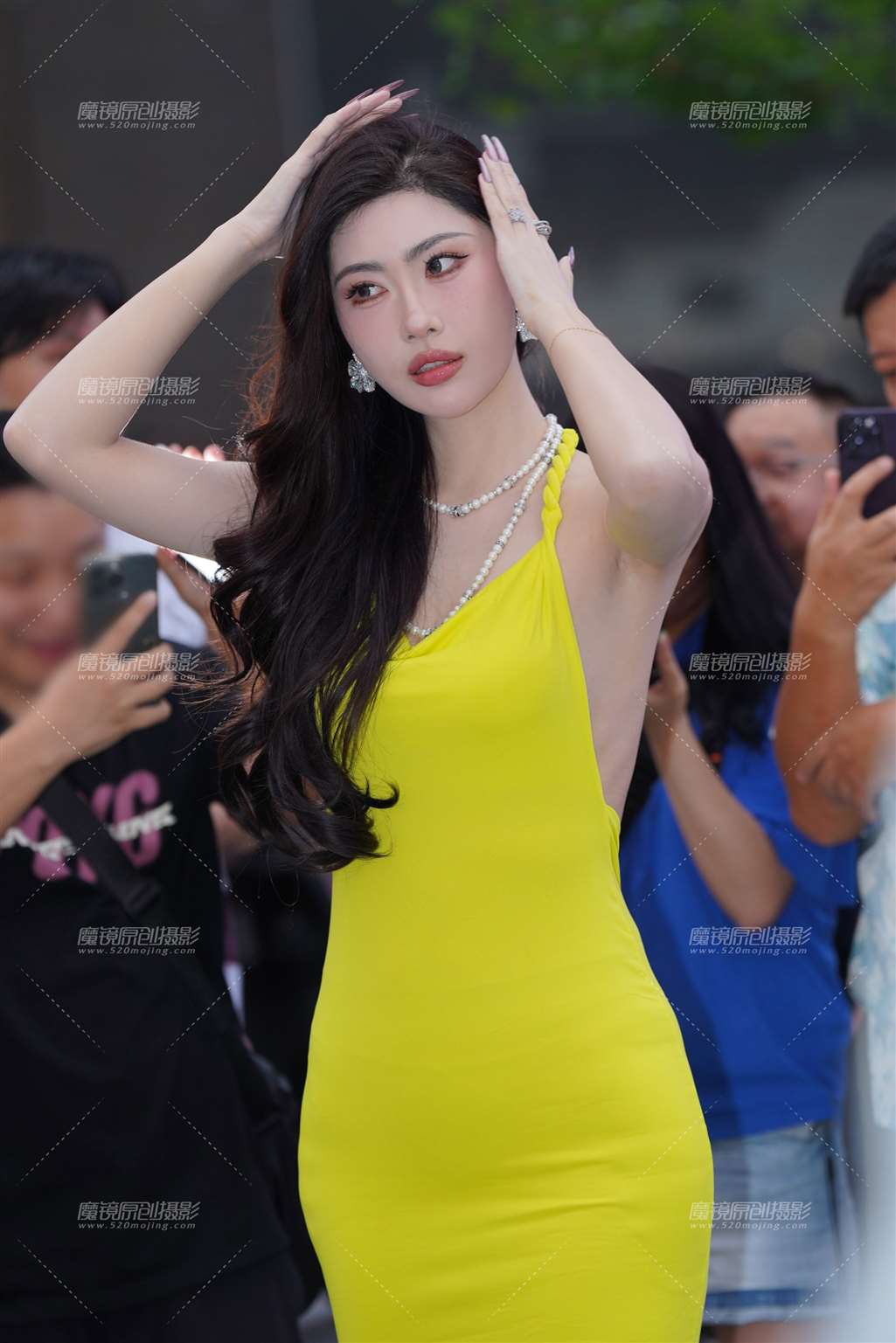 图片[4]-心机露背杀 人群中的雷达显眼包-街拍流行馆