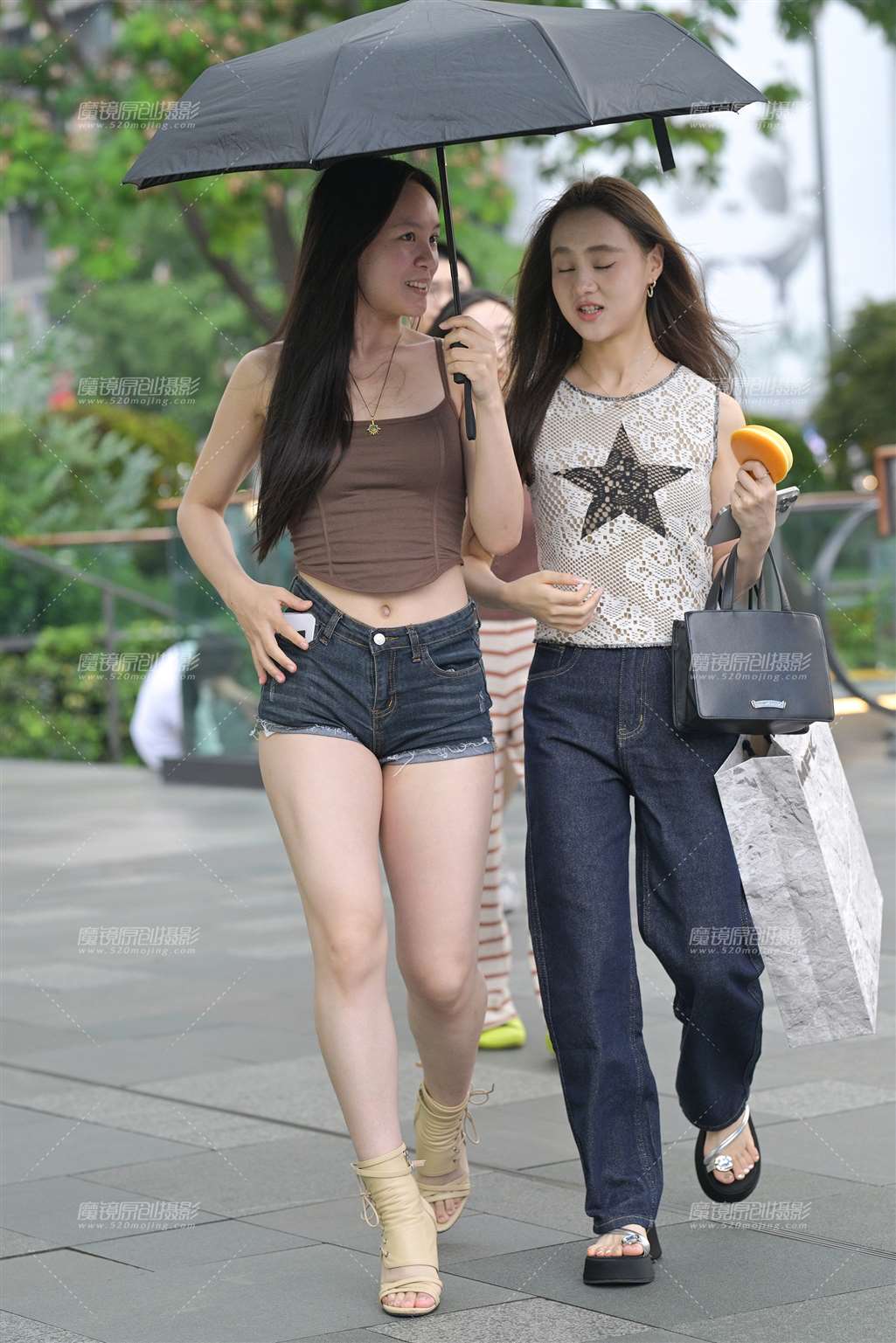 图片[1]-热裤美腿-街拍流行馆