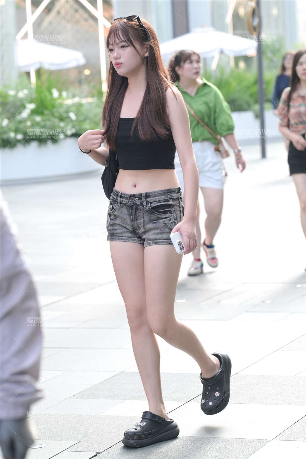 热裤白腿小妹