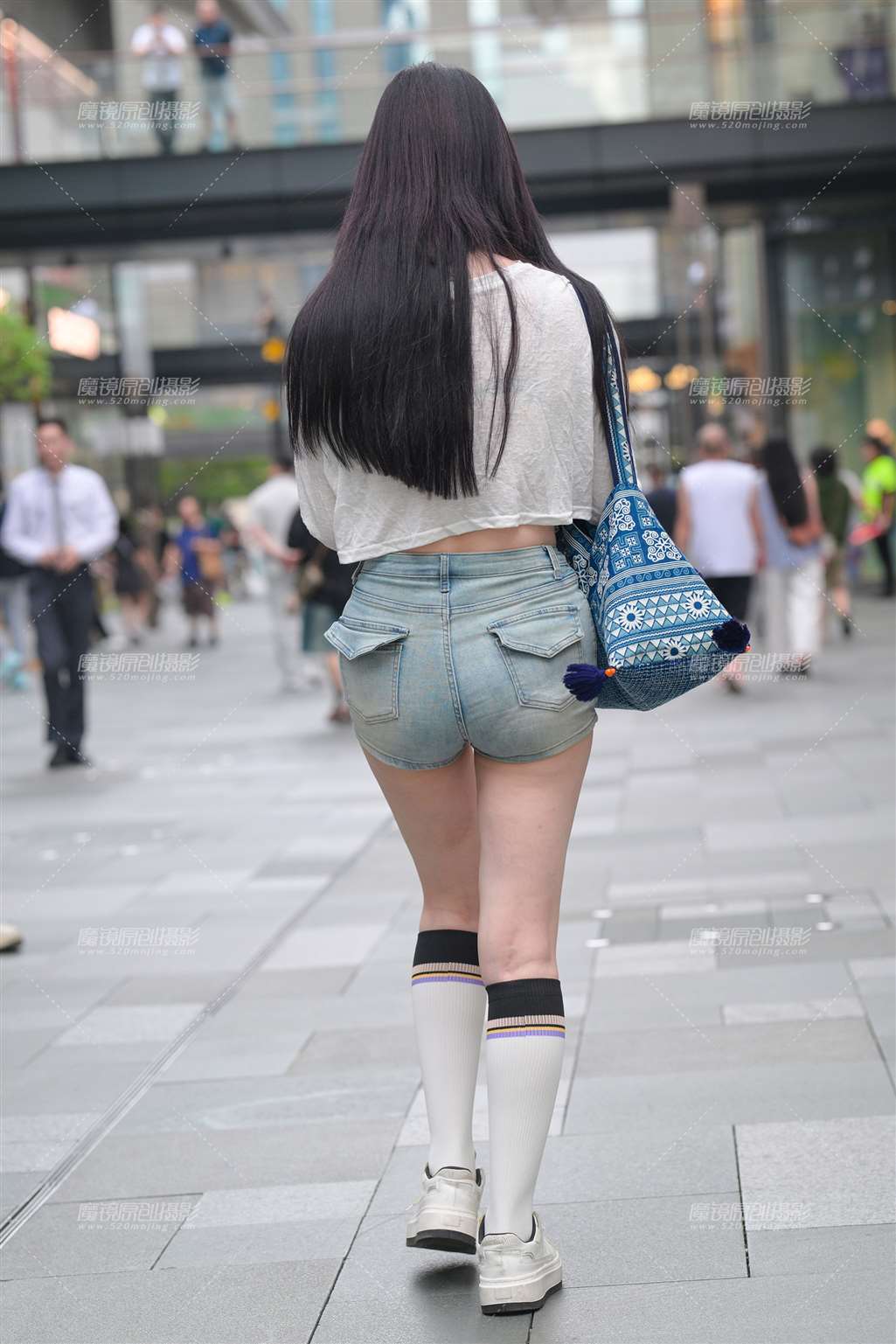 图片[2]-热裤女孩-街拍流行馆