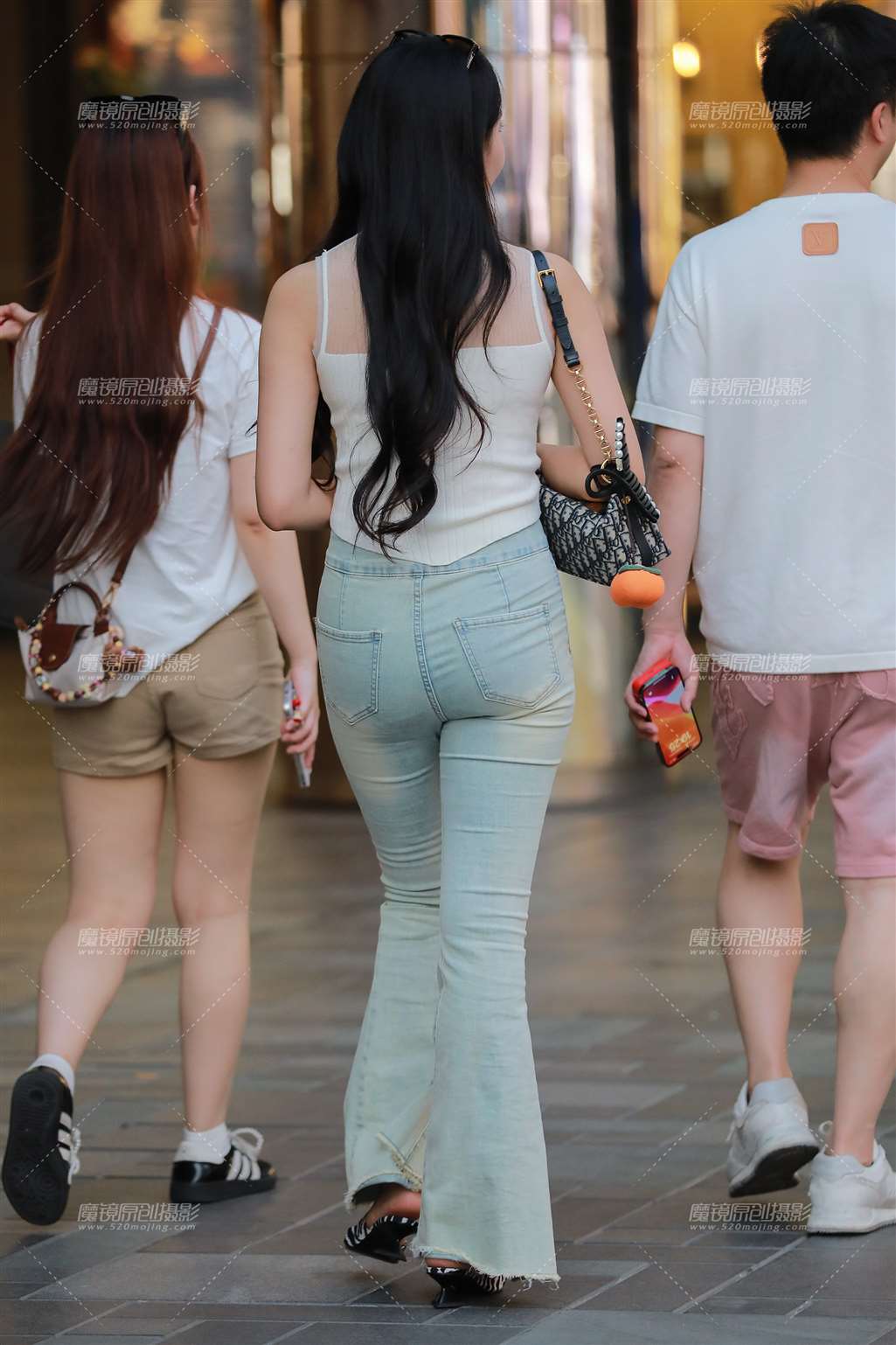 图片[2]-浅牛仔裤美女-街拍流行馆