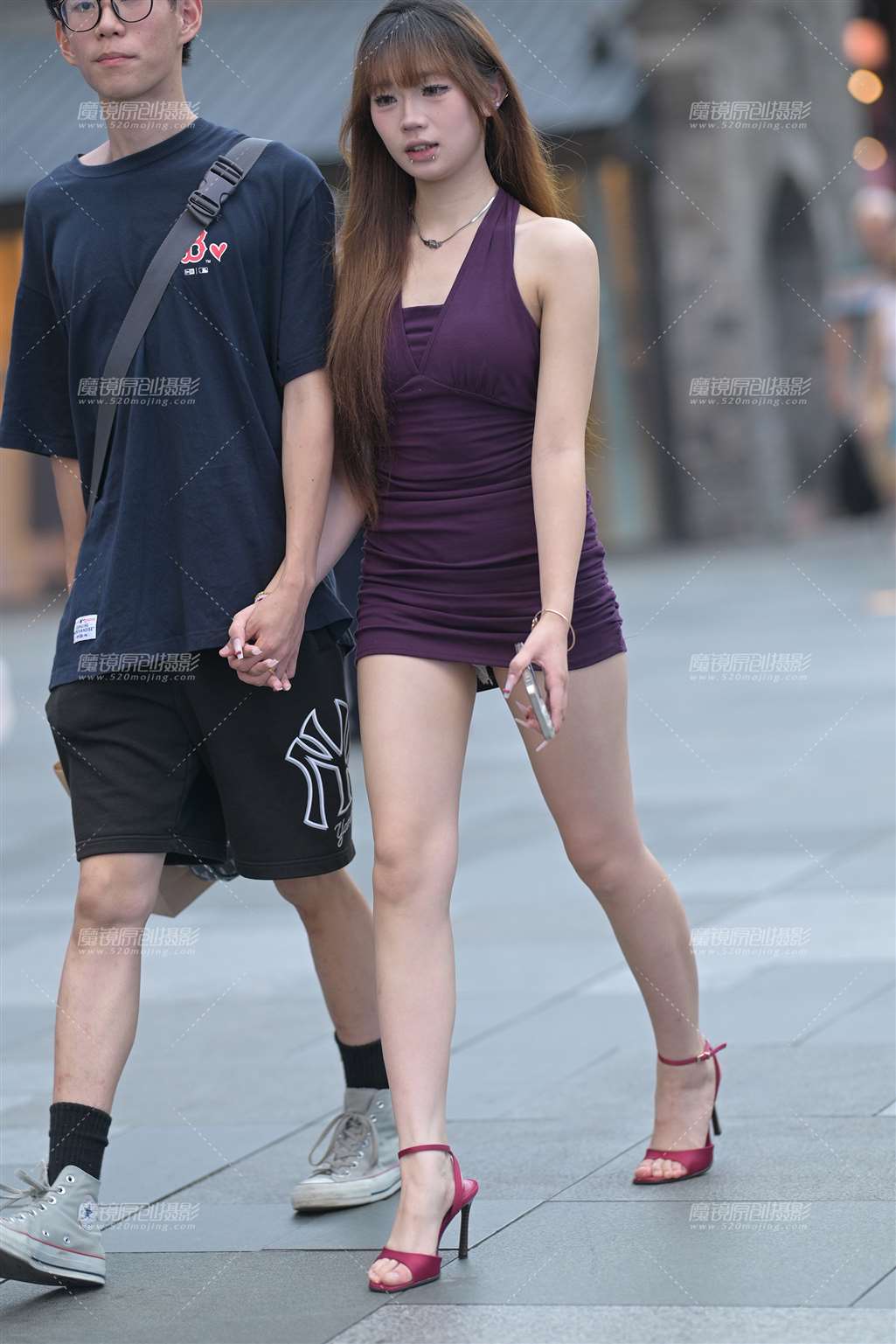 图片[1]-美腿短裙小妹-街拍流行馆