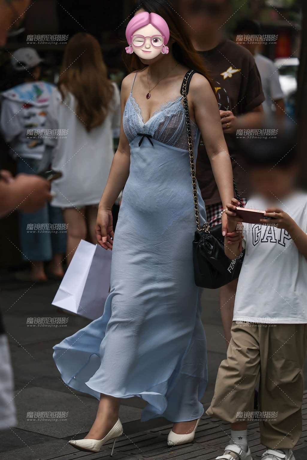 图片[1]-网纱蓝裙辣妈-街拍流行馆