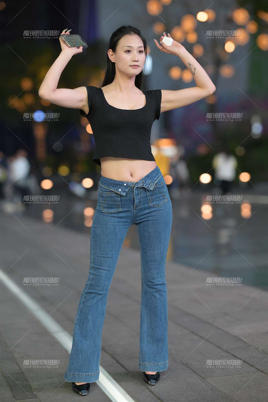 图片[1]-牛仔翘臀美女-街拍流行馆