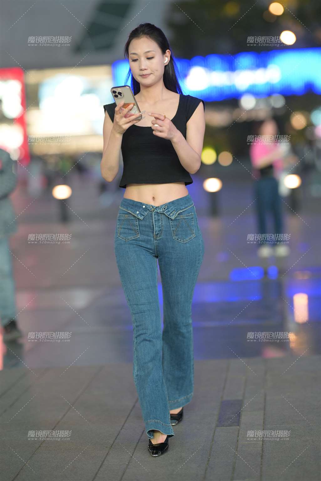 图片[2]-牛仔翘臀美女-街拍流行馆