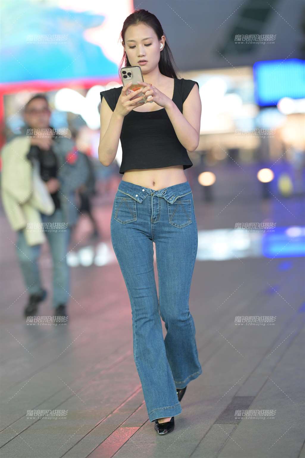 图片[3]-牛仔翘臀美女-街拍流行馆