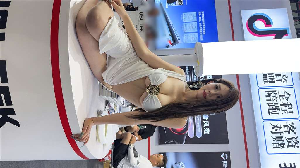 图片[1]-ZZ超性感-白色紧身裙美女（视频版）-街拍流行馆