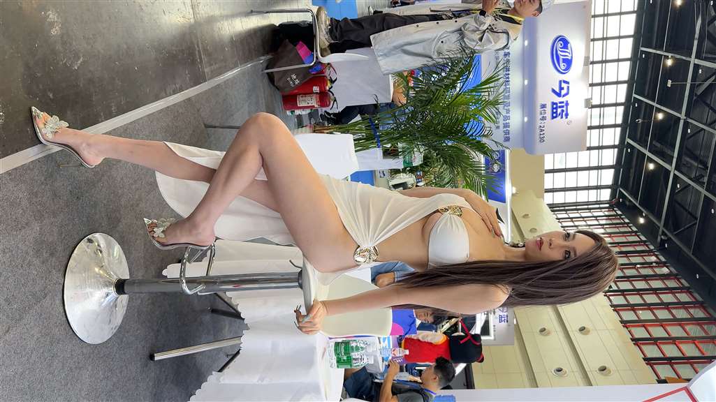 图片[3]-ZZ超性感-白色紧身裙美女（视频版）-街拍流行馆