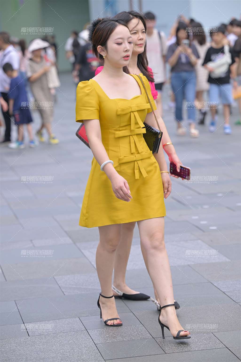图片[5]-黄裙美腿高跟-街拍流行馆