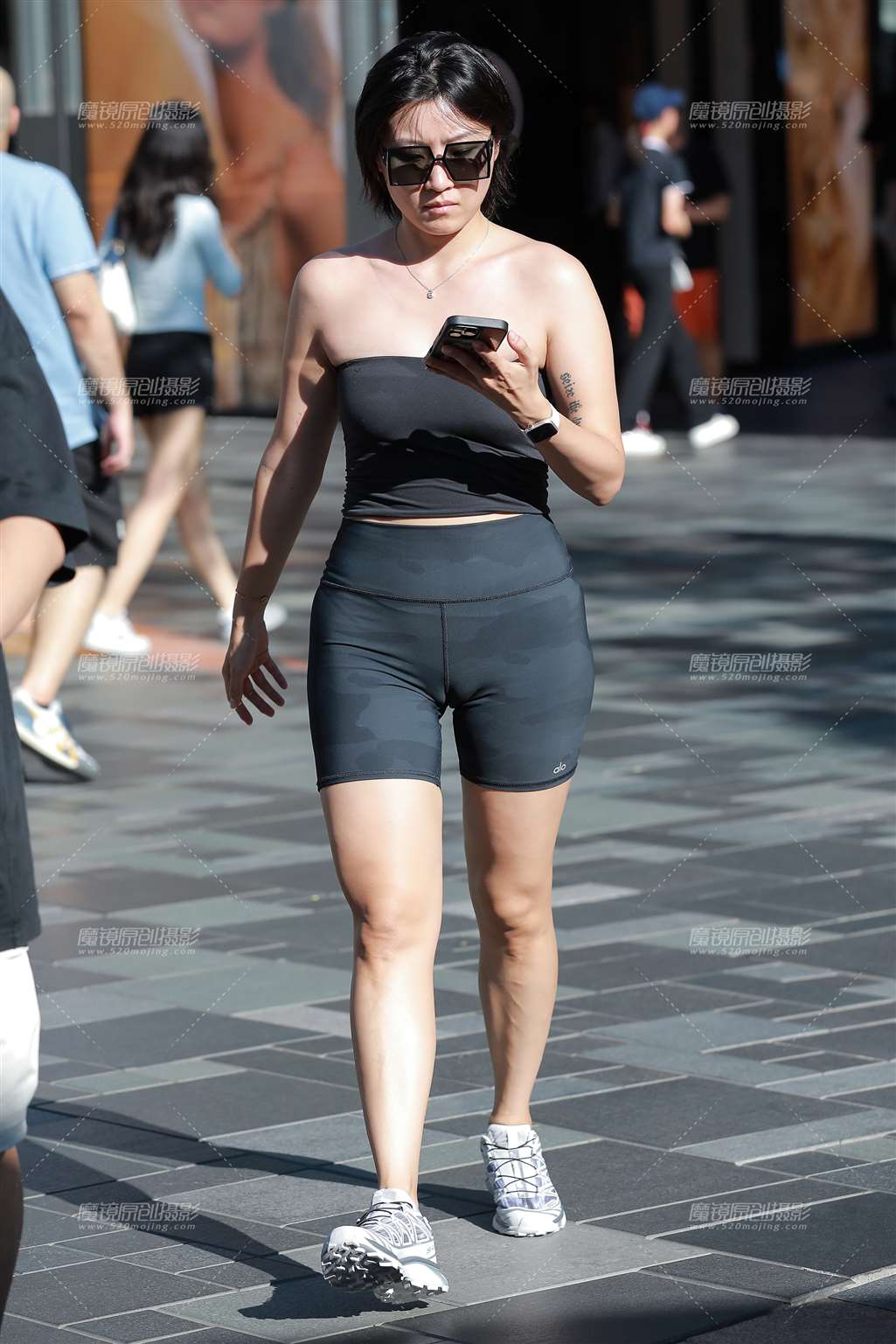 图片[1]-紧身瑜伽短裤美女-街拍流行馆