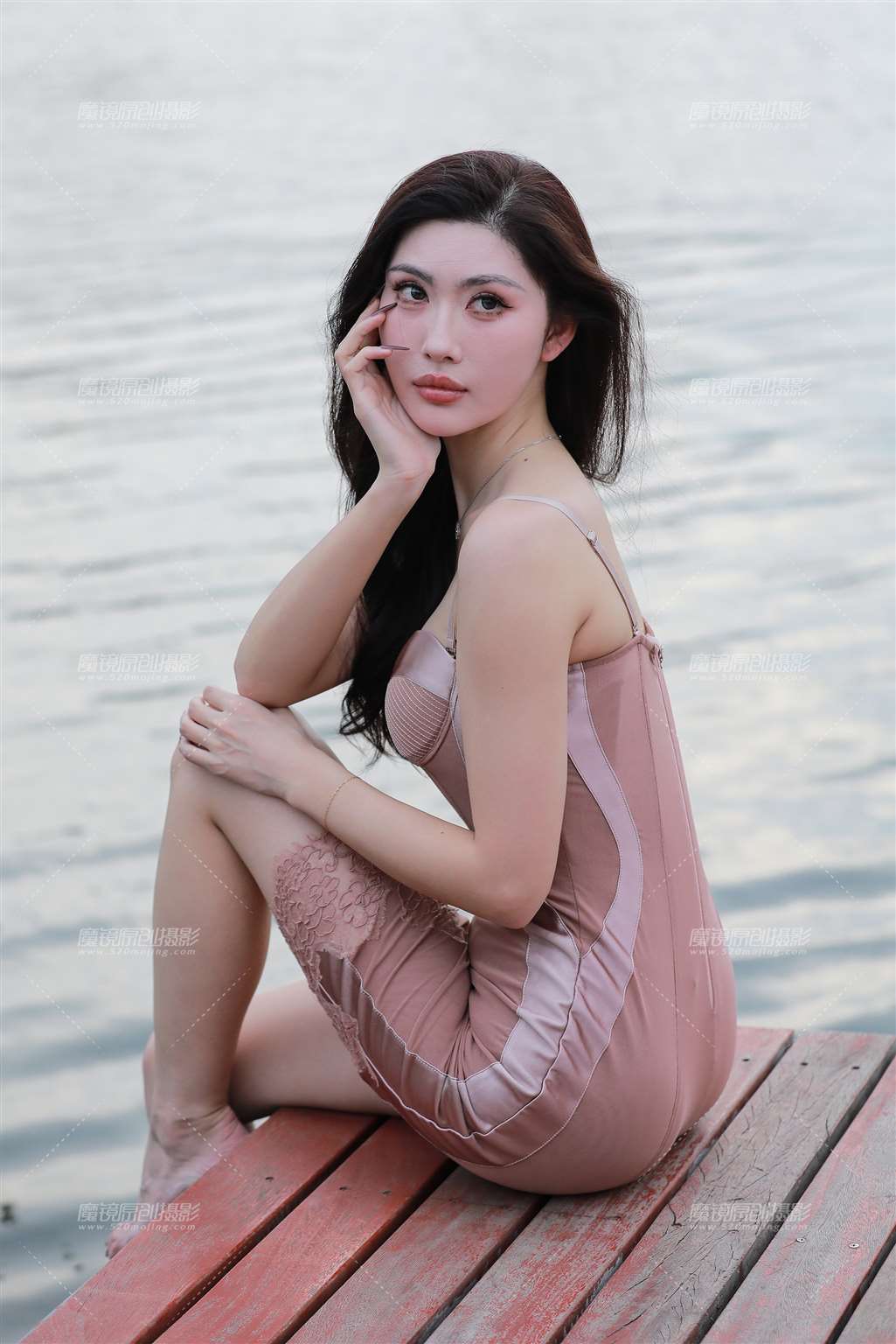 图片[1]-湖边美女-街拍流行馆