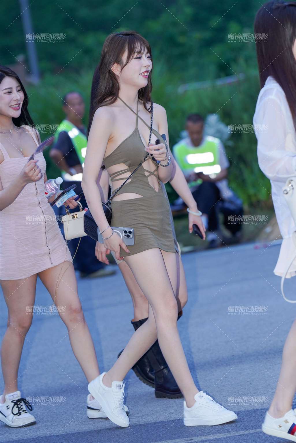图片[3]-橄榄短裙勾勒身材-街拍流行馆