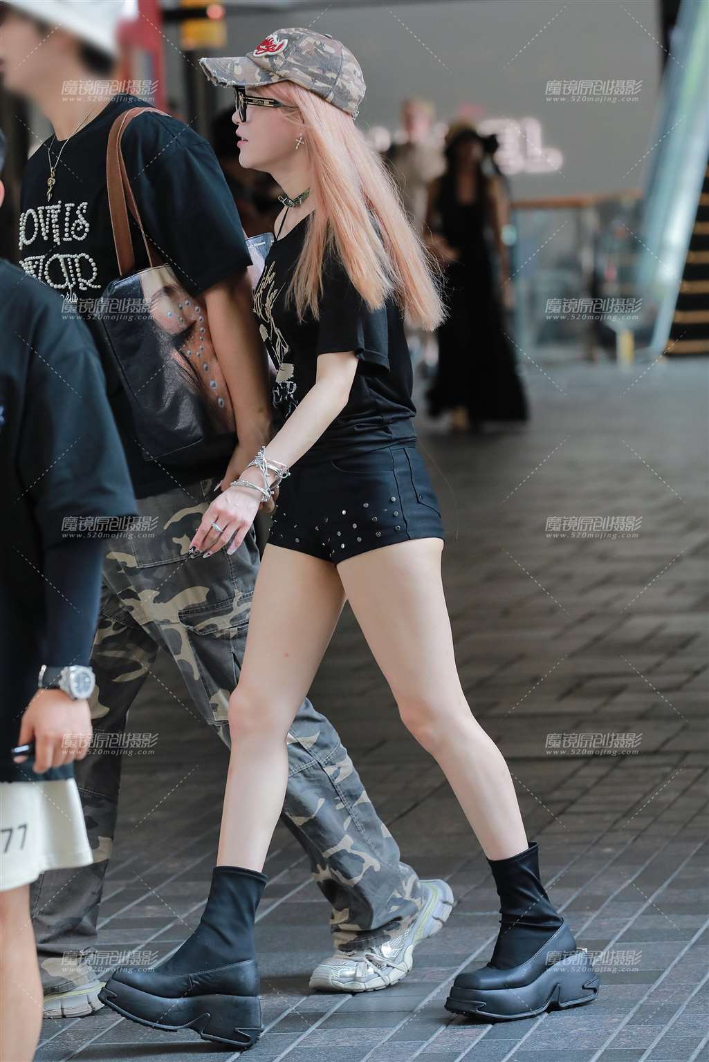 图片[3]-黑热裤美女-街拍流行馆