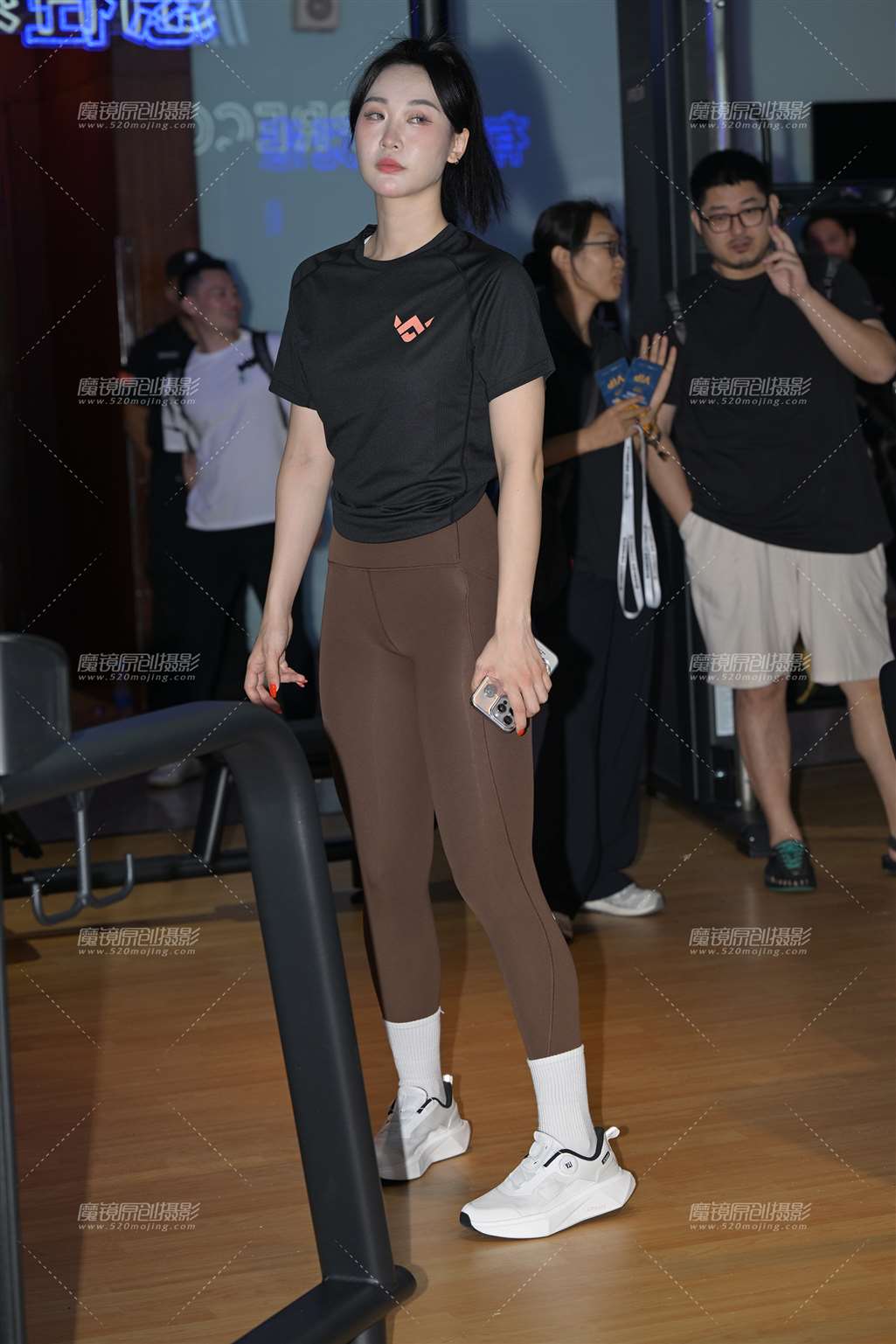 图片[1]-紧身美女教练-街拍流行馆