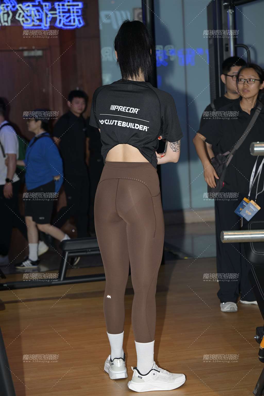 图片[2]-紧身美女教练-街拍流行馆