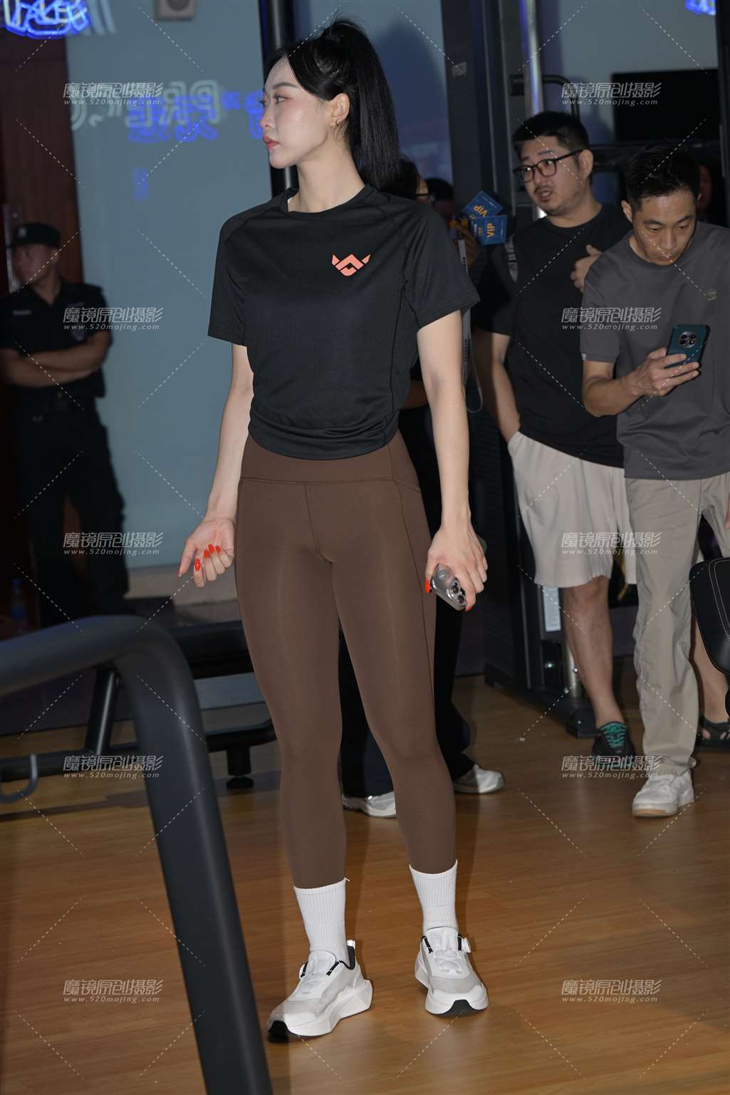 图片[3]-紧身美女教练-街拍流行馆