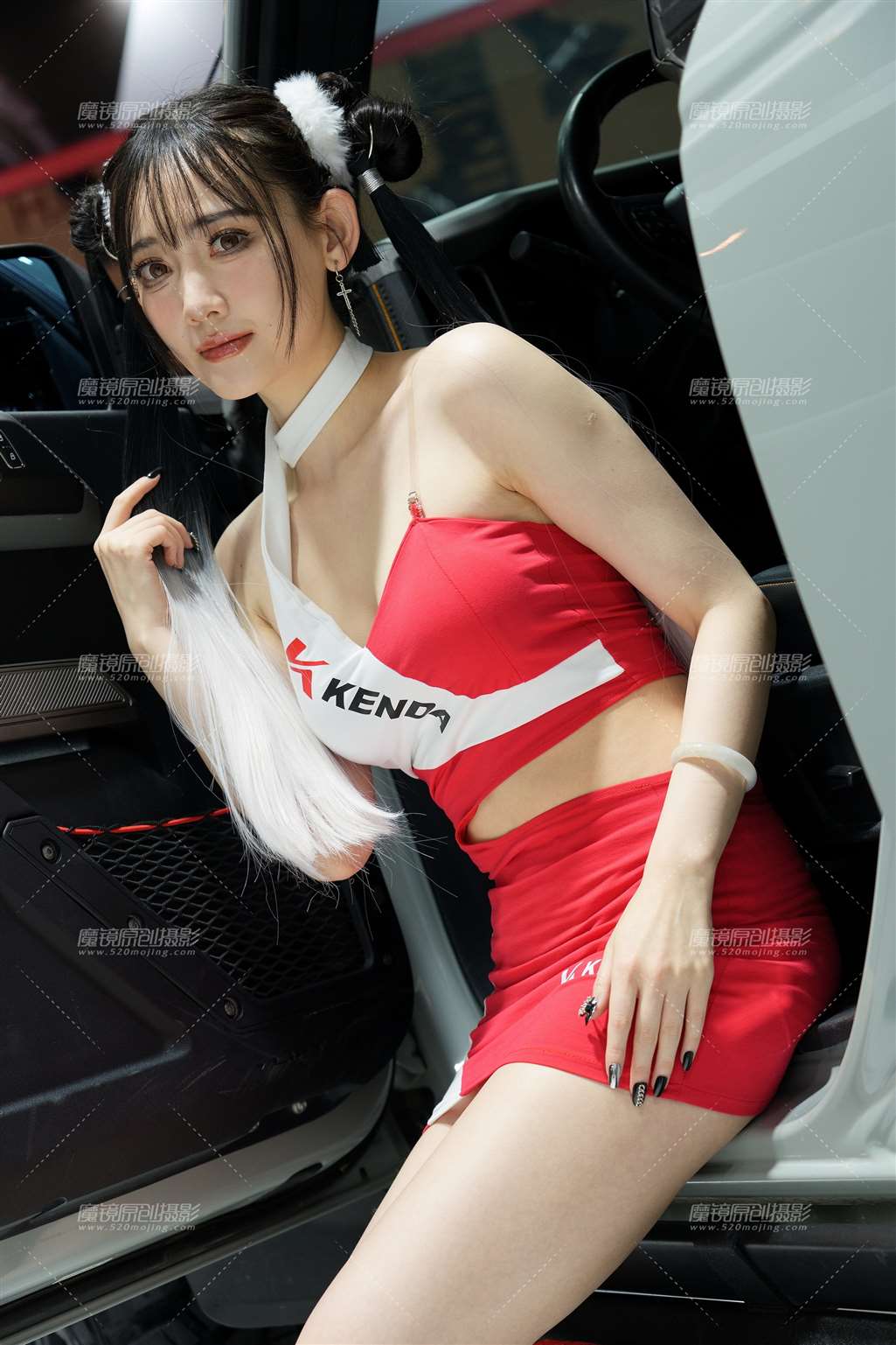 图片[1]-哪吒头红色制服（6K）-街拍流行馆