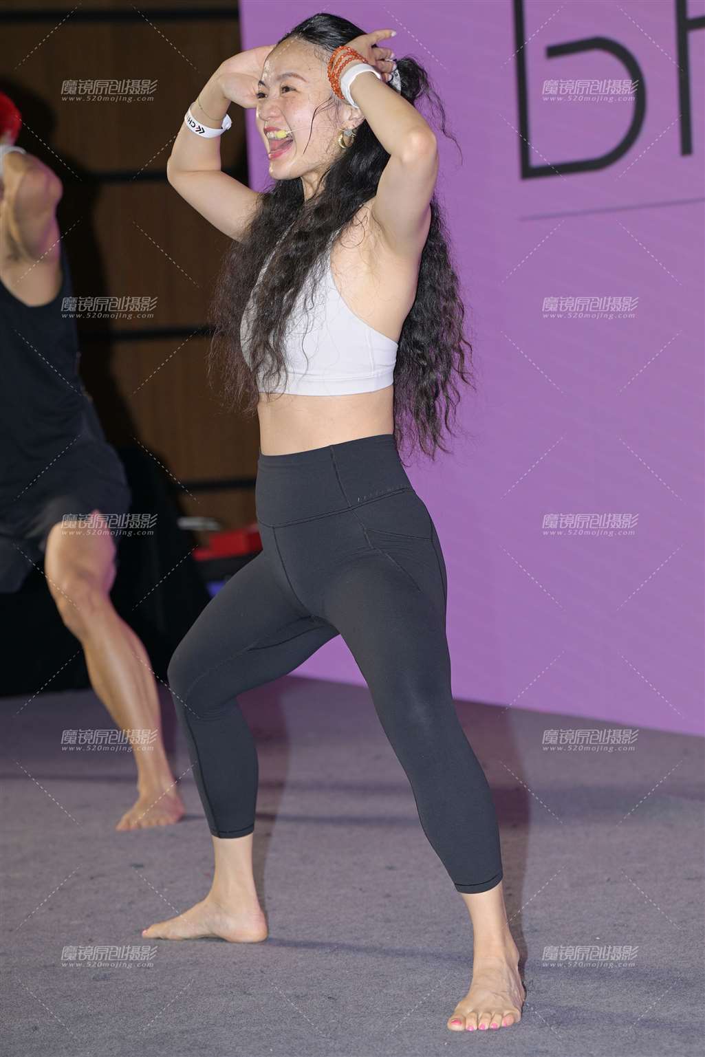 图片[2]-两个美女紧身教练-街拍流行馆