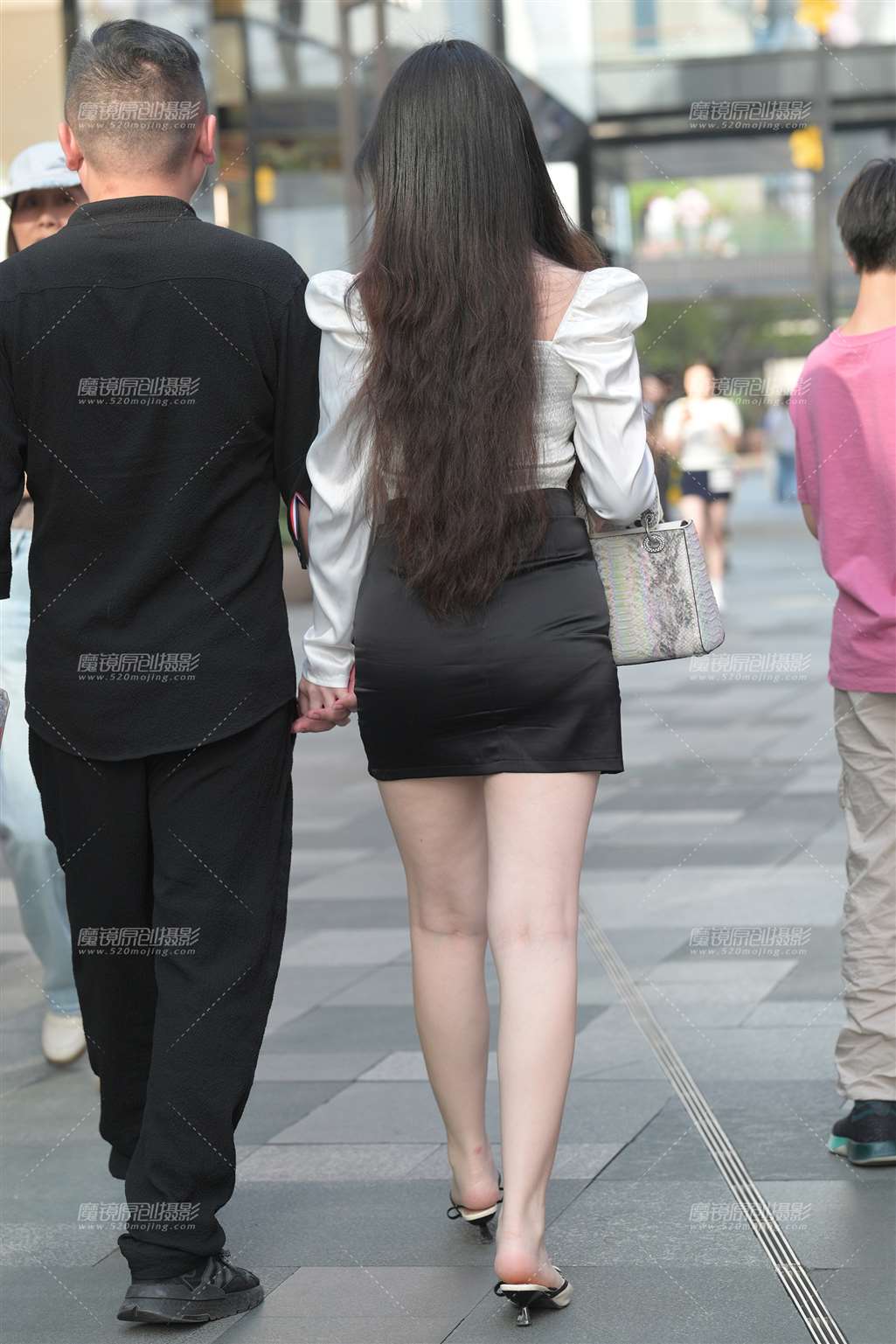 图片[2]-黑裙美腿-街拍流行馆