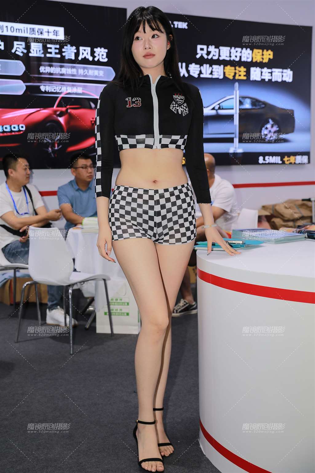 图片[4]-ZZ丰韵热裤美女-街拍流行馆