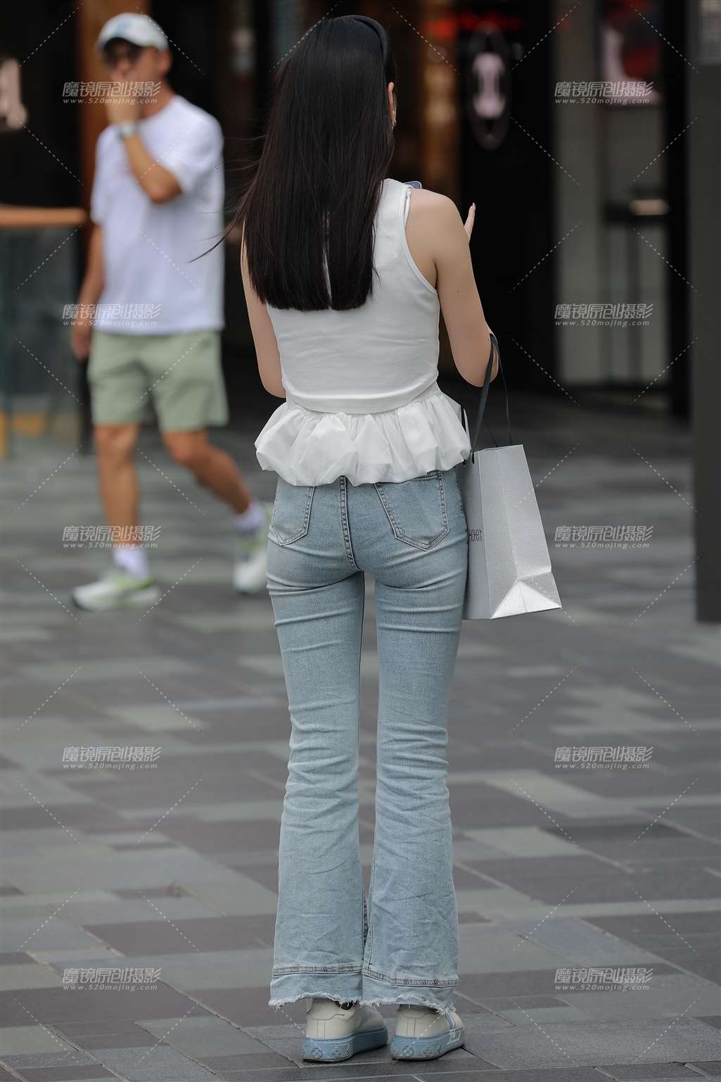 图片[2]-浅蓝牛仔裤美女-街拍流行馆