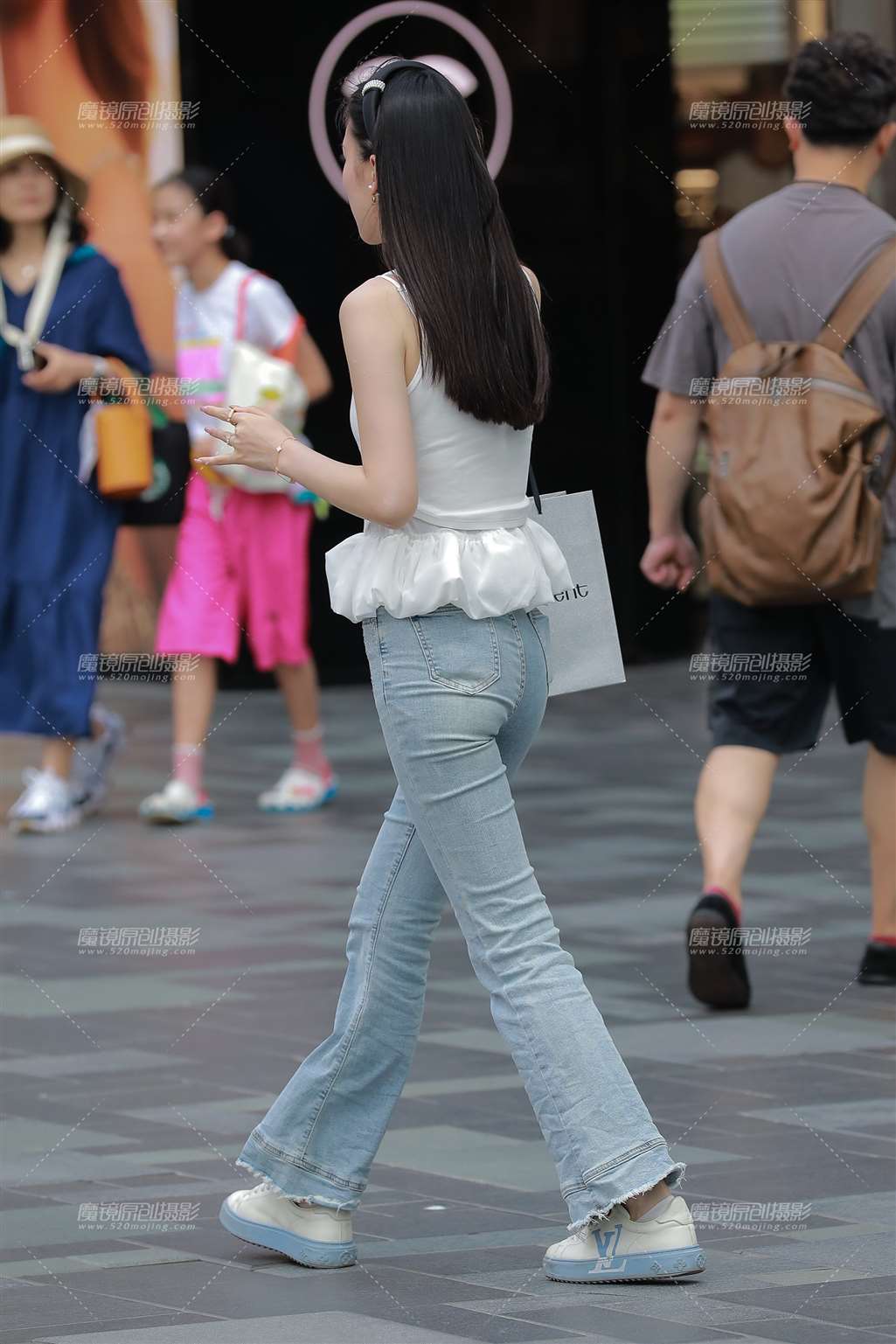 浅蓝牛仔裤美女