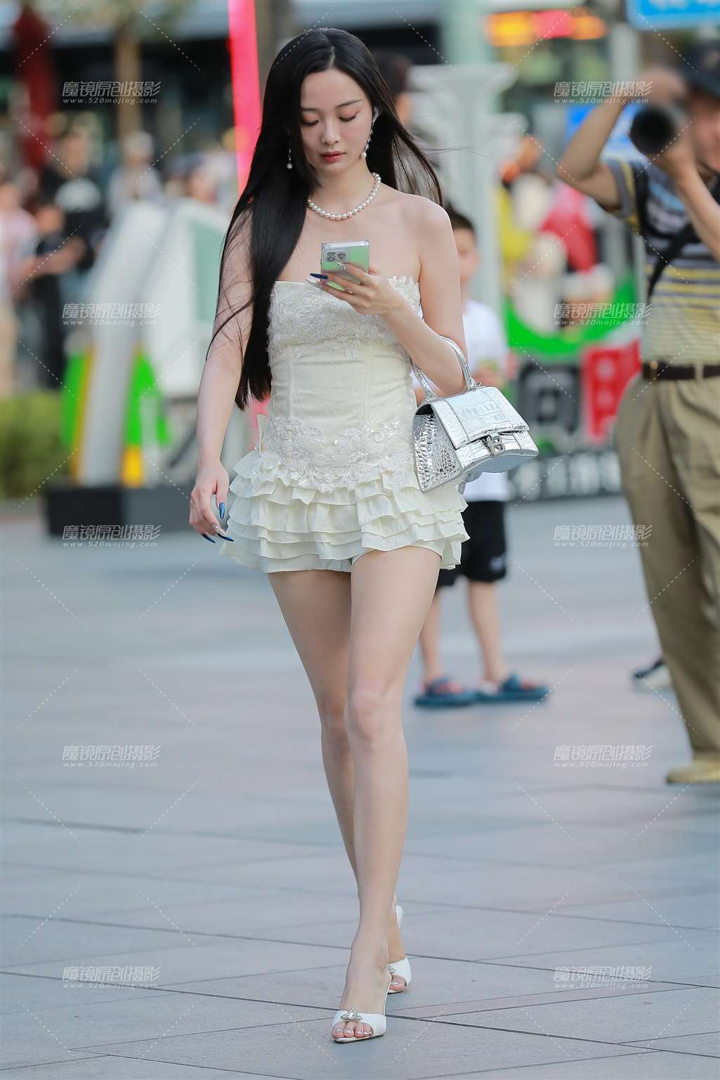 图片[5]-白裙长腿美女-街拍流行馆