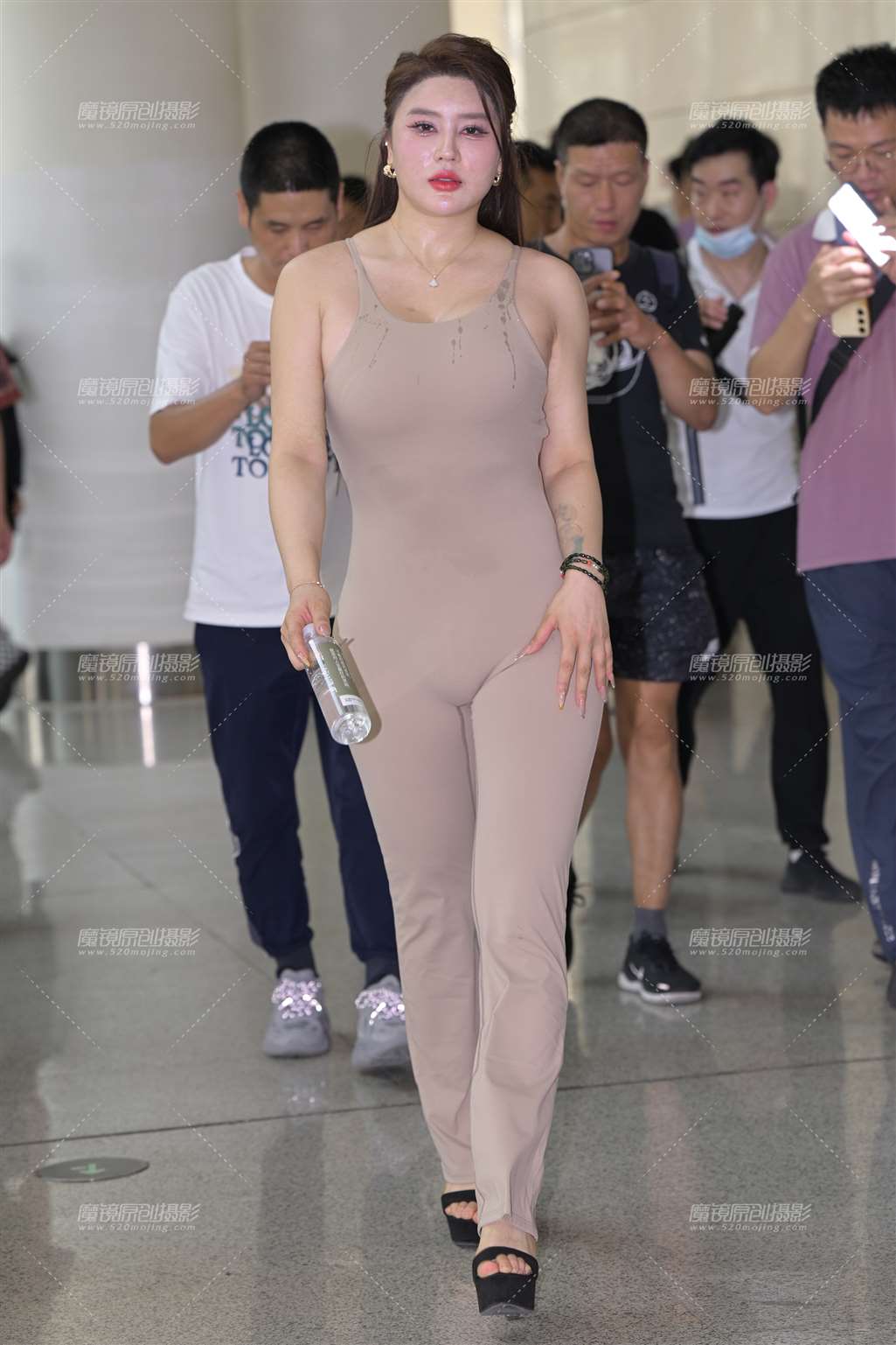 图片[1]-丰腴美女-街拍流行馆