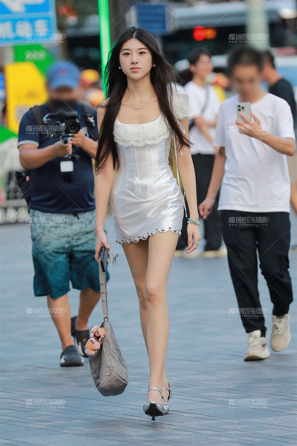 图片[3]-短裙长腿美女-街拍流行馆