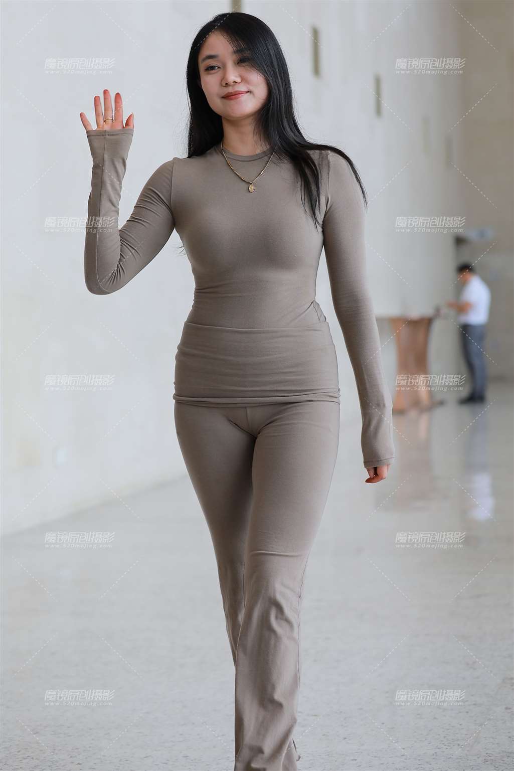 图片[1]-紧身裤美女-街拍流行馆