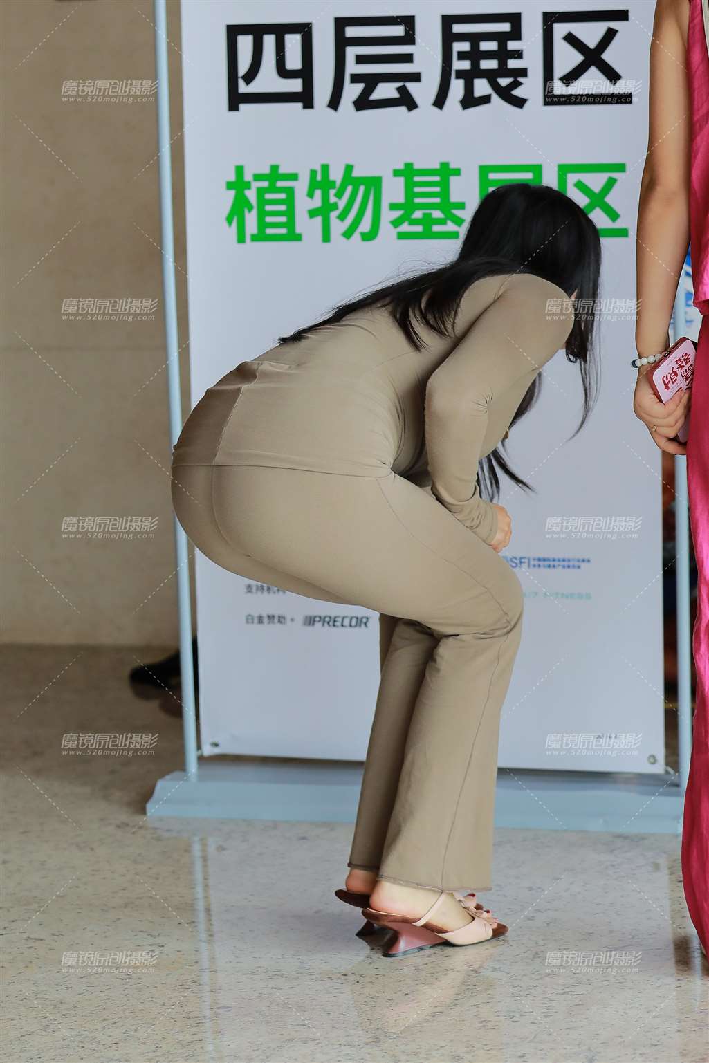 图片[5]-紧身裤美女-街拍流行馆
