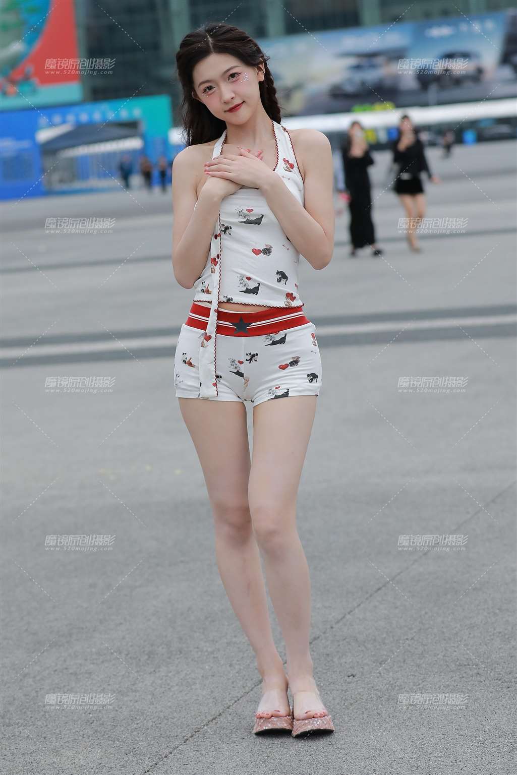 图片[1]-白色热裤美女-街拍流行馆