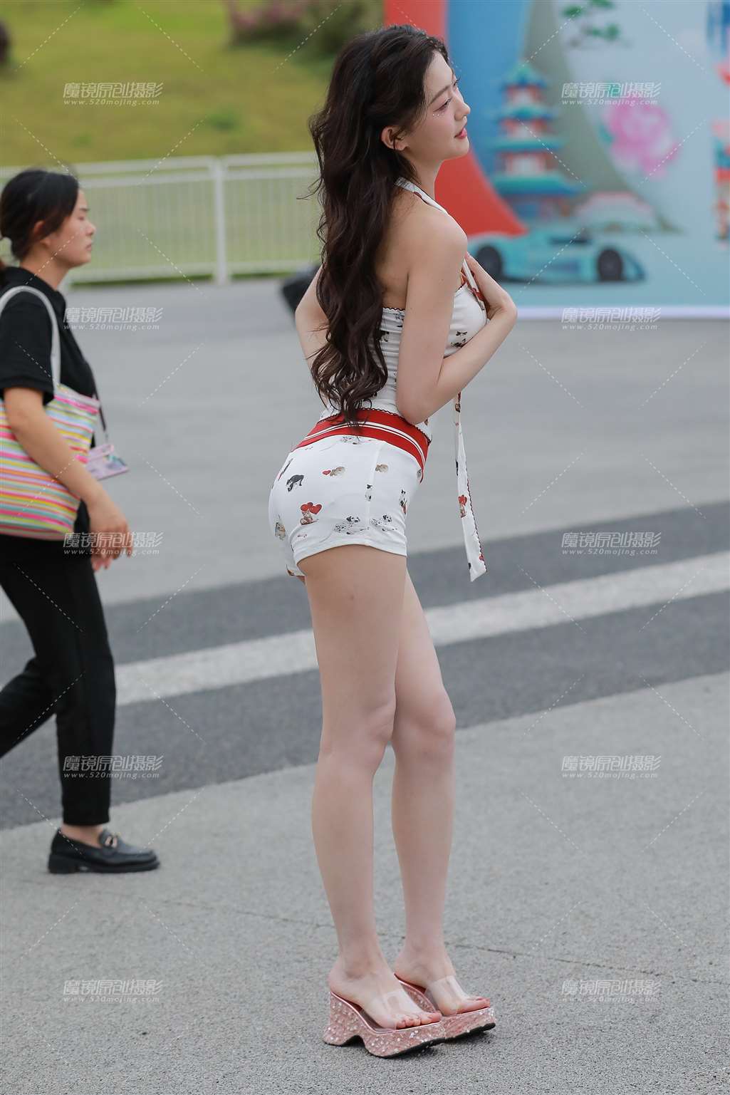 图片[5]-白色热裤美女-街拍流行馆