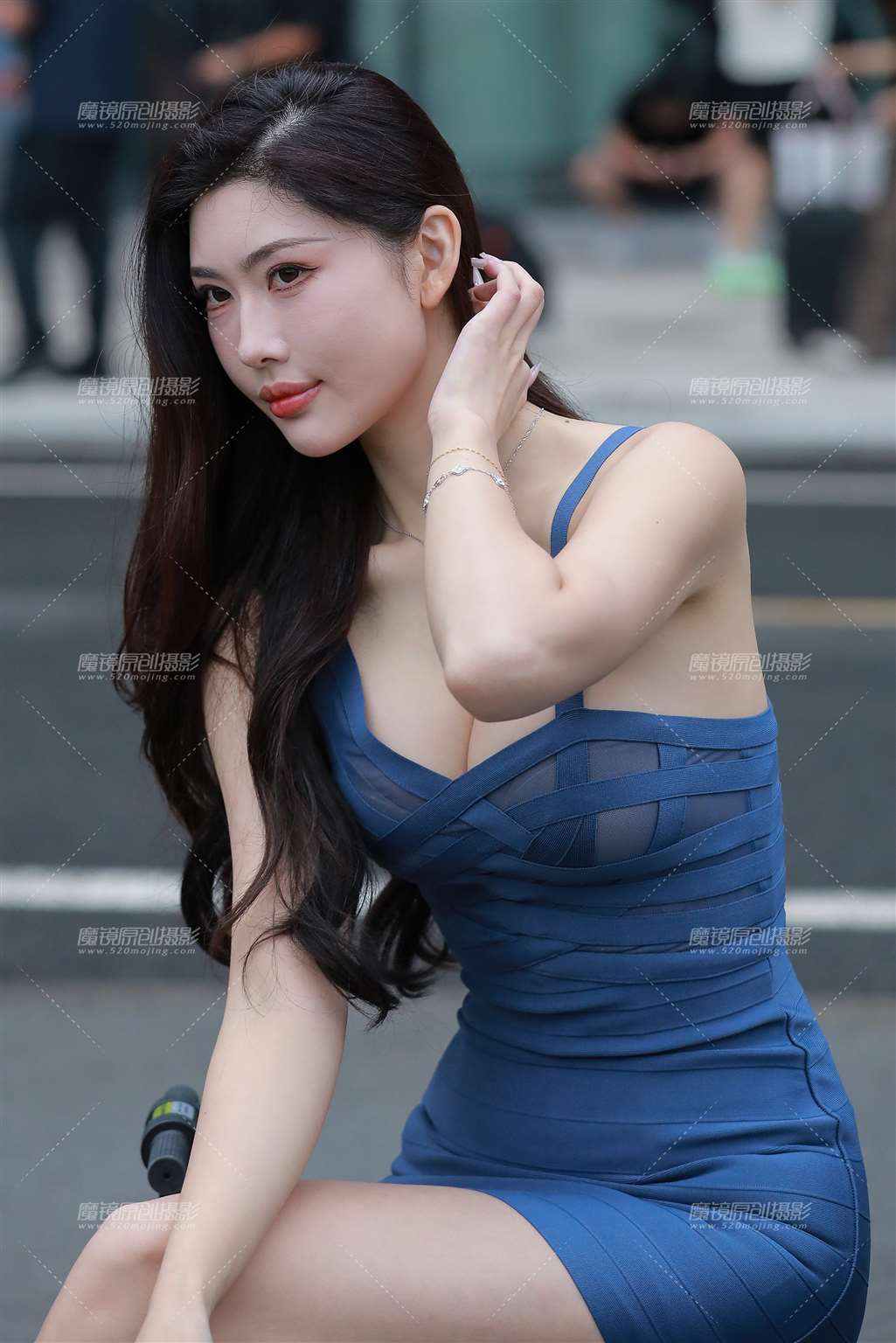 图片[1]-蓝色包臀裙美女-街拍流行馆