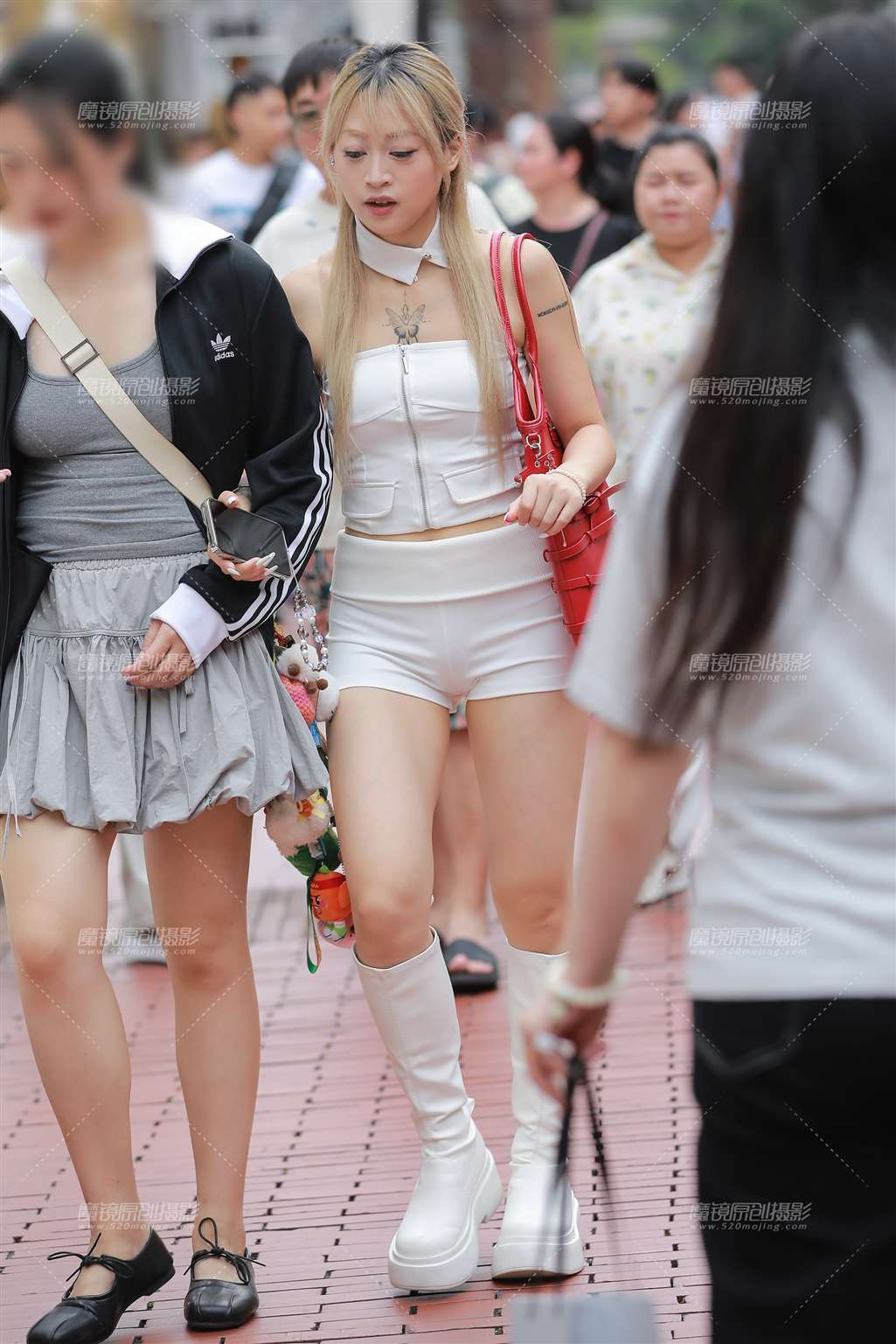 图片[3]-白色热裤美女-街拍流行馆