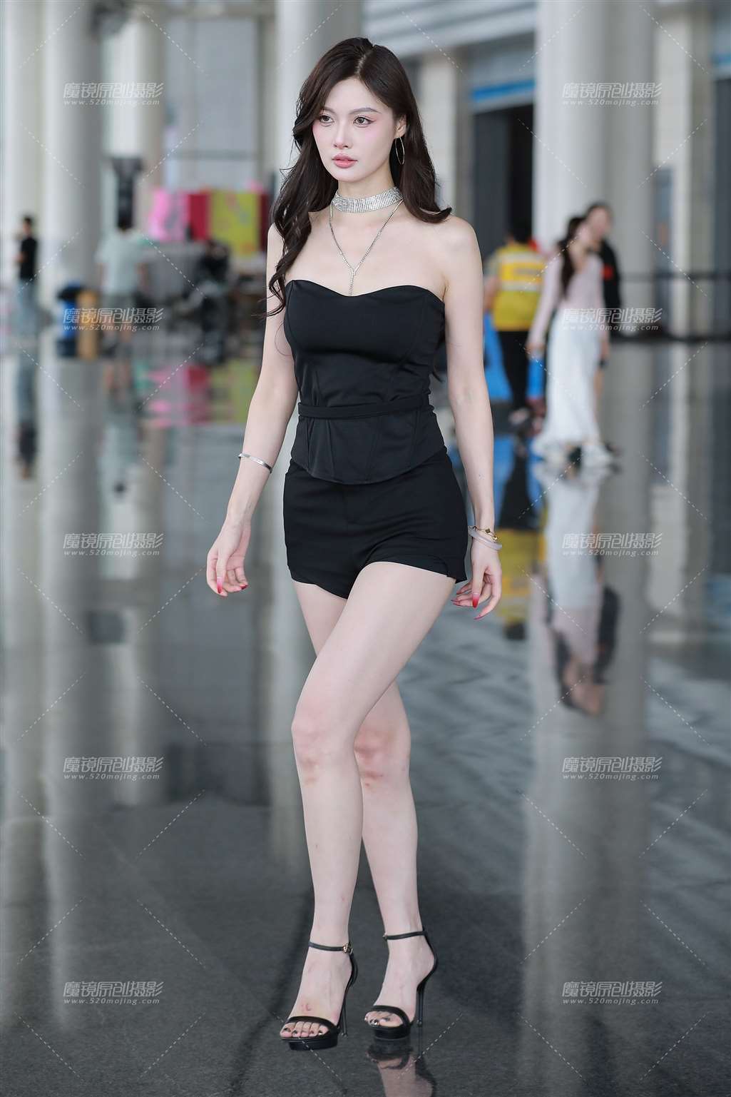 图片[3]-黑色热裤长腿美女-街拍流行馆