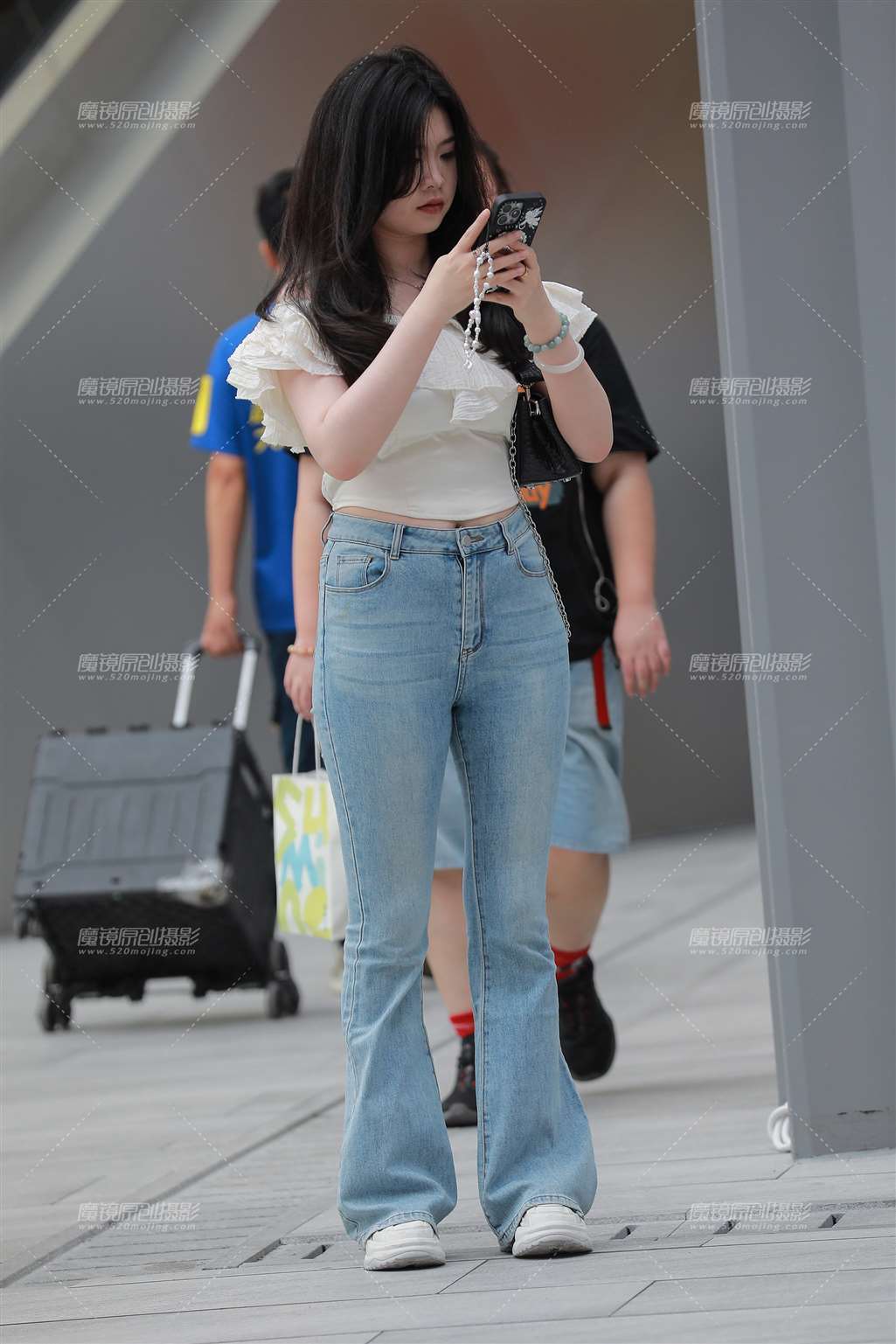 图片[4]-蓝色牛仔裤美女-街拍流行馆