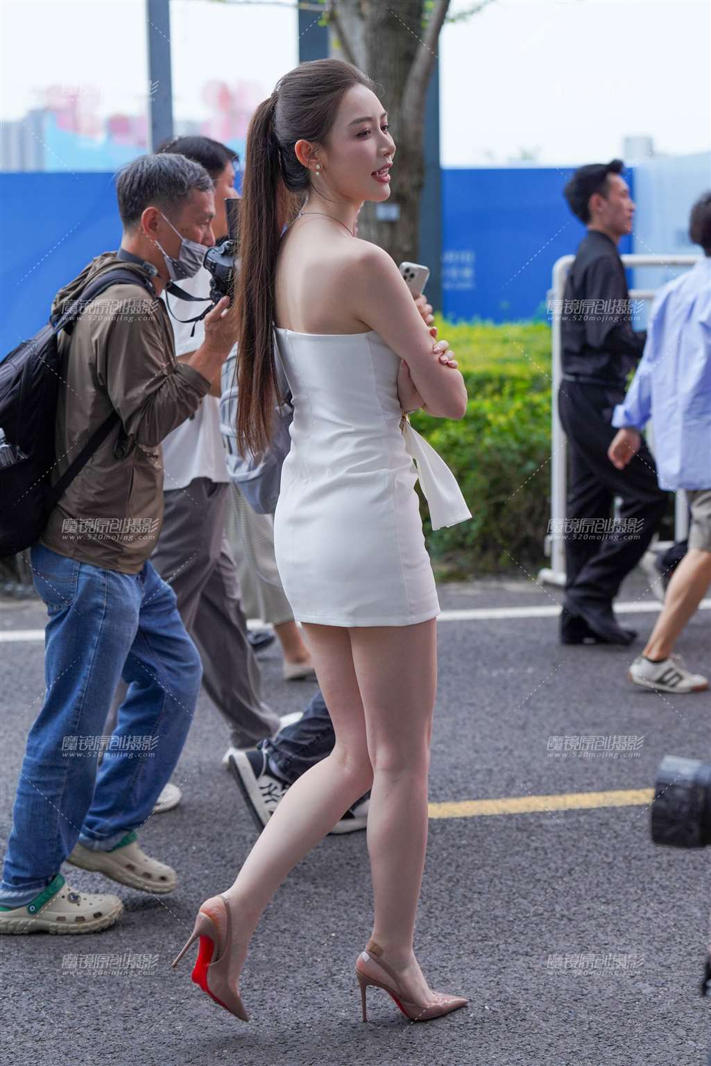 图片[2]-一袭白裙 优雅气质-街拍流行馆
