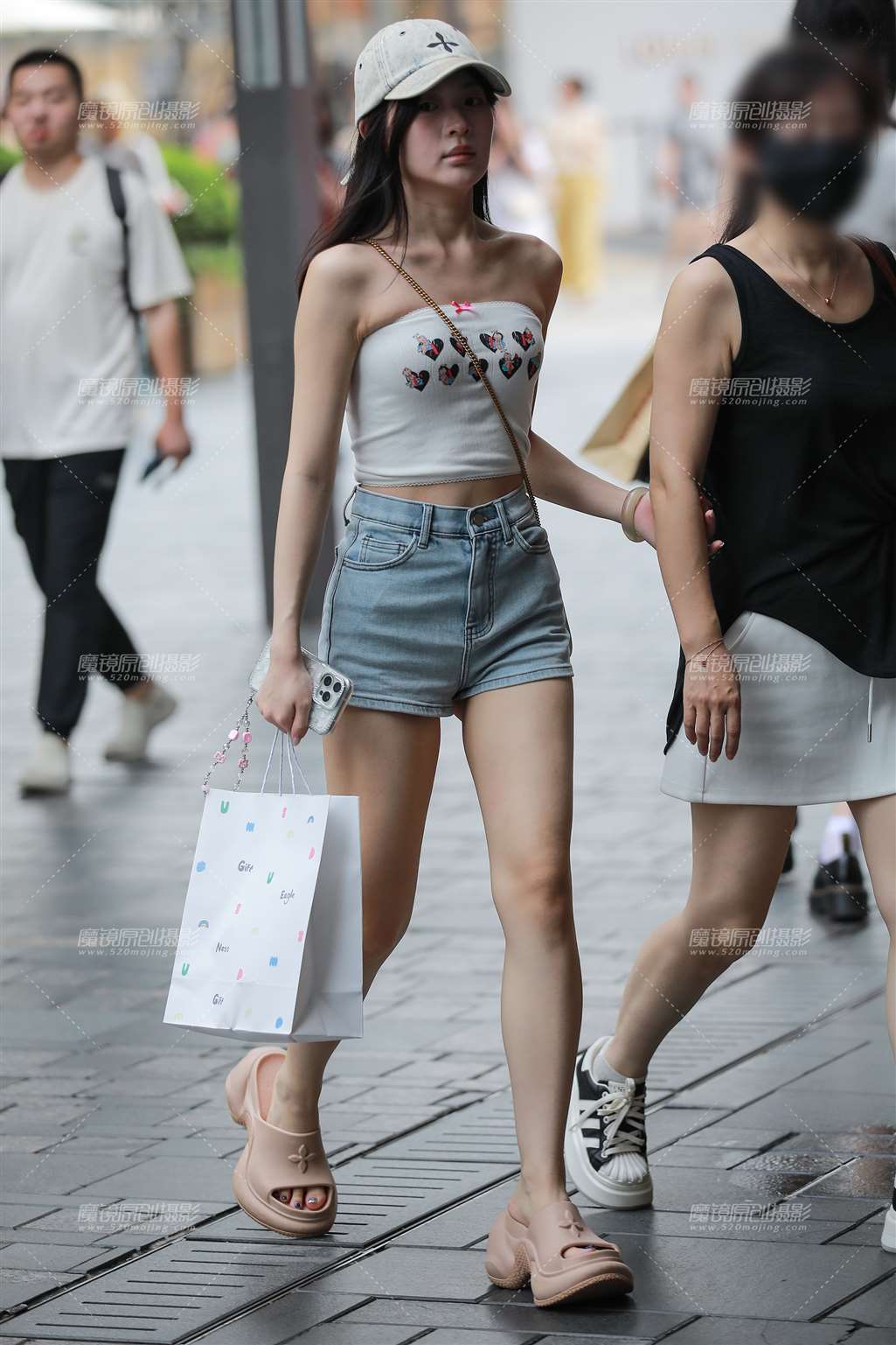 图片[1]-牛仔热裤美女-街拍流行馆