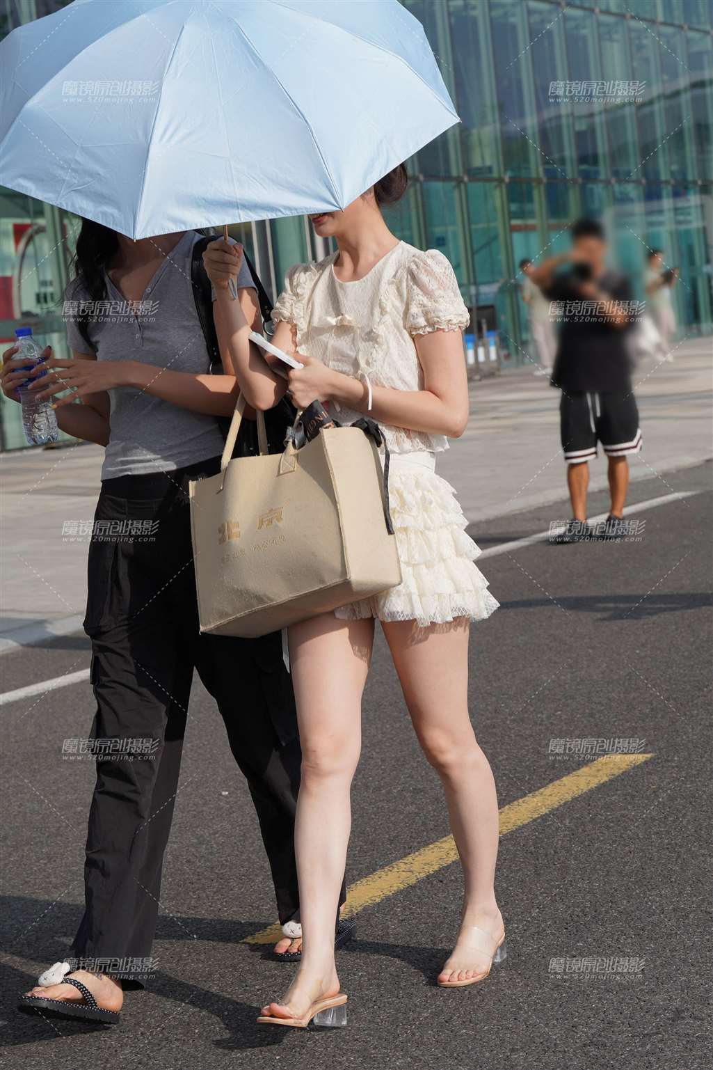 图片[4]-花裙白皙美腿-街拍流行馆
