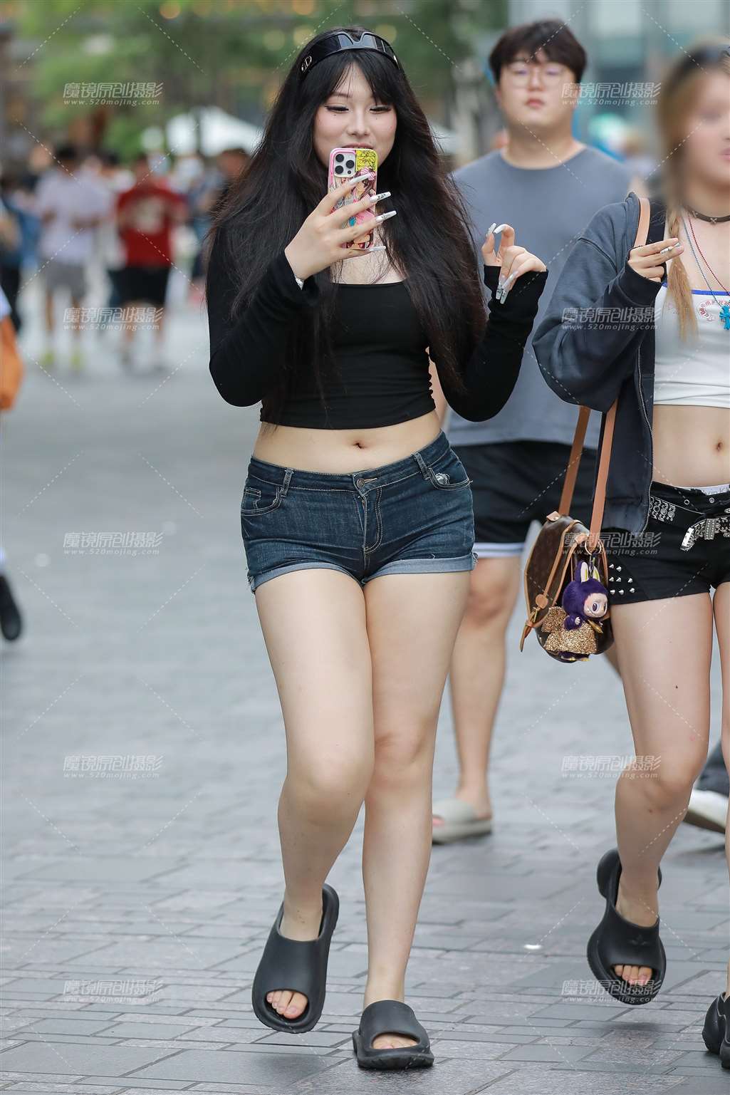 图片[1]-丰韵牛仔热裤美女-街拍流行馆