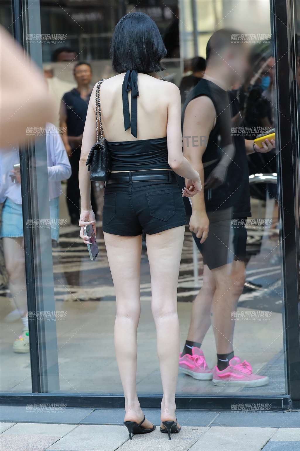 图片[2]-热裤长腿高跟美女-街拍流行馆