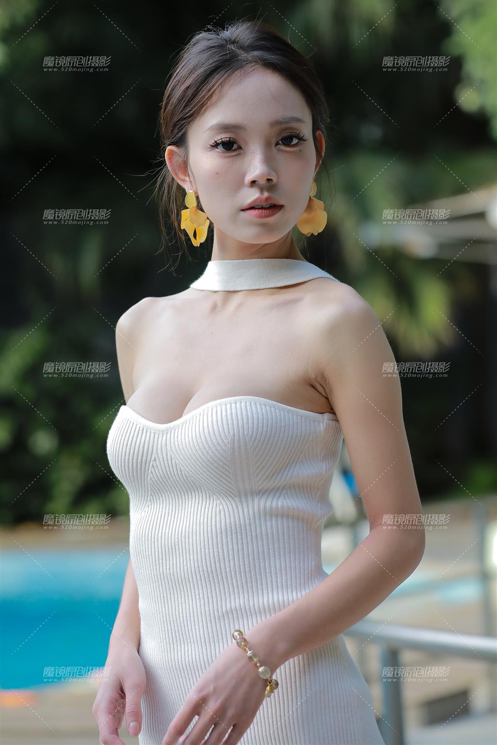 图片[1]-白色包臀裙美女-街拍流行馆