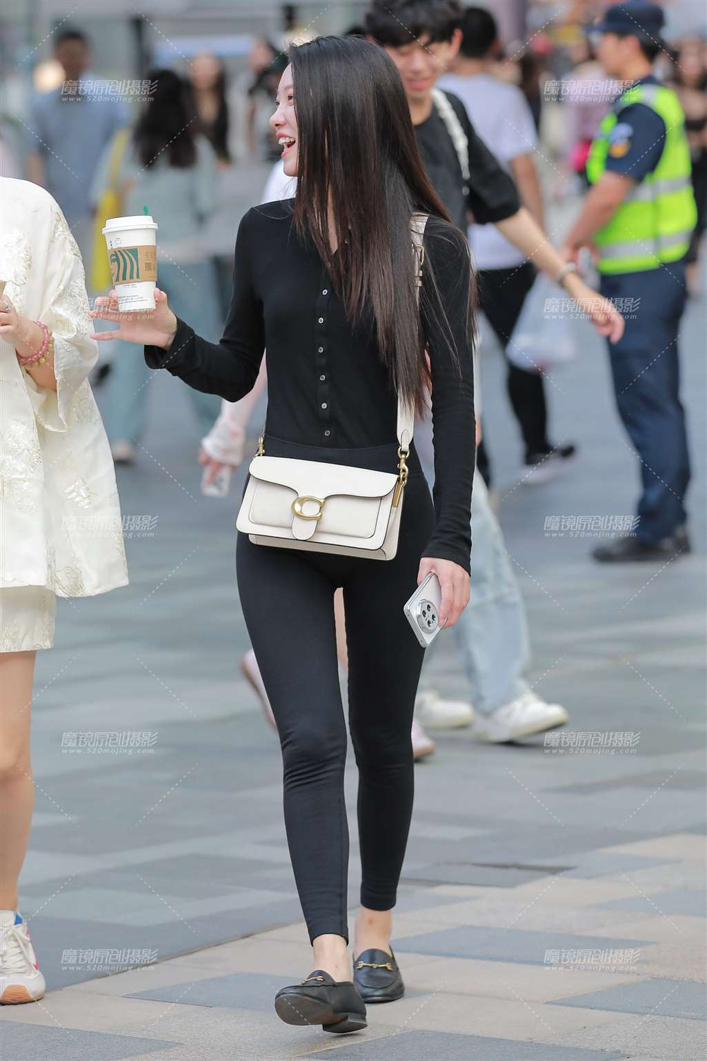 图片[4]-黑色紧身裤美女-街拍流行馆