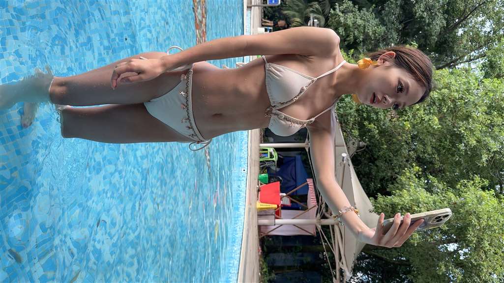 米色泳装美女-街拍流行馆