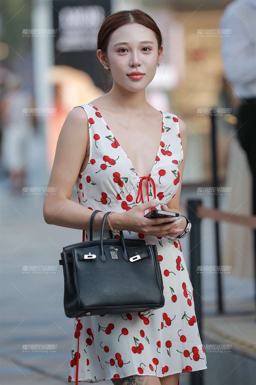 搭讪短裙美女-街拍流行馆